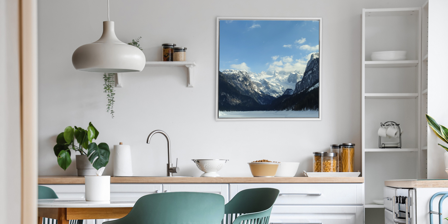 Schattenfugenrahmen – Berglandschaft in der Küche